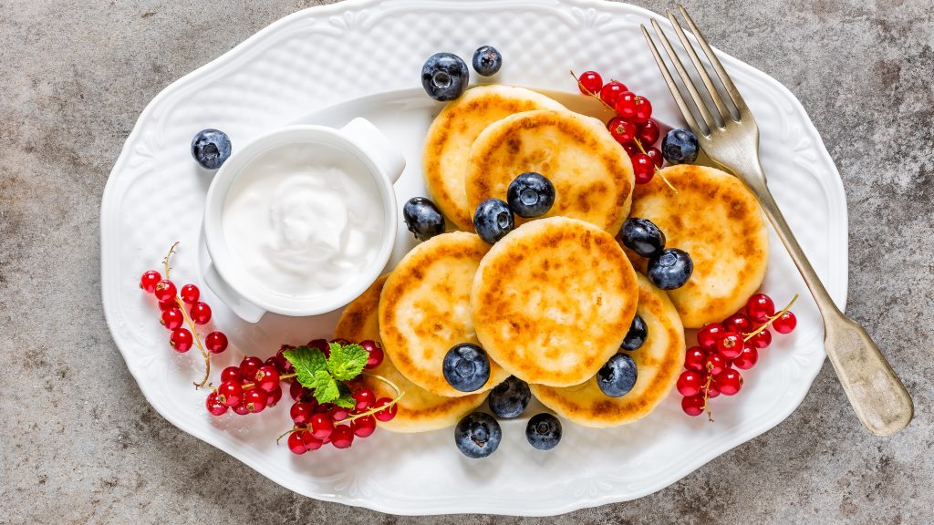 pancakes with berries